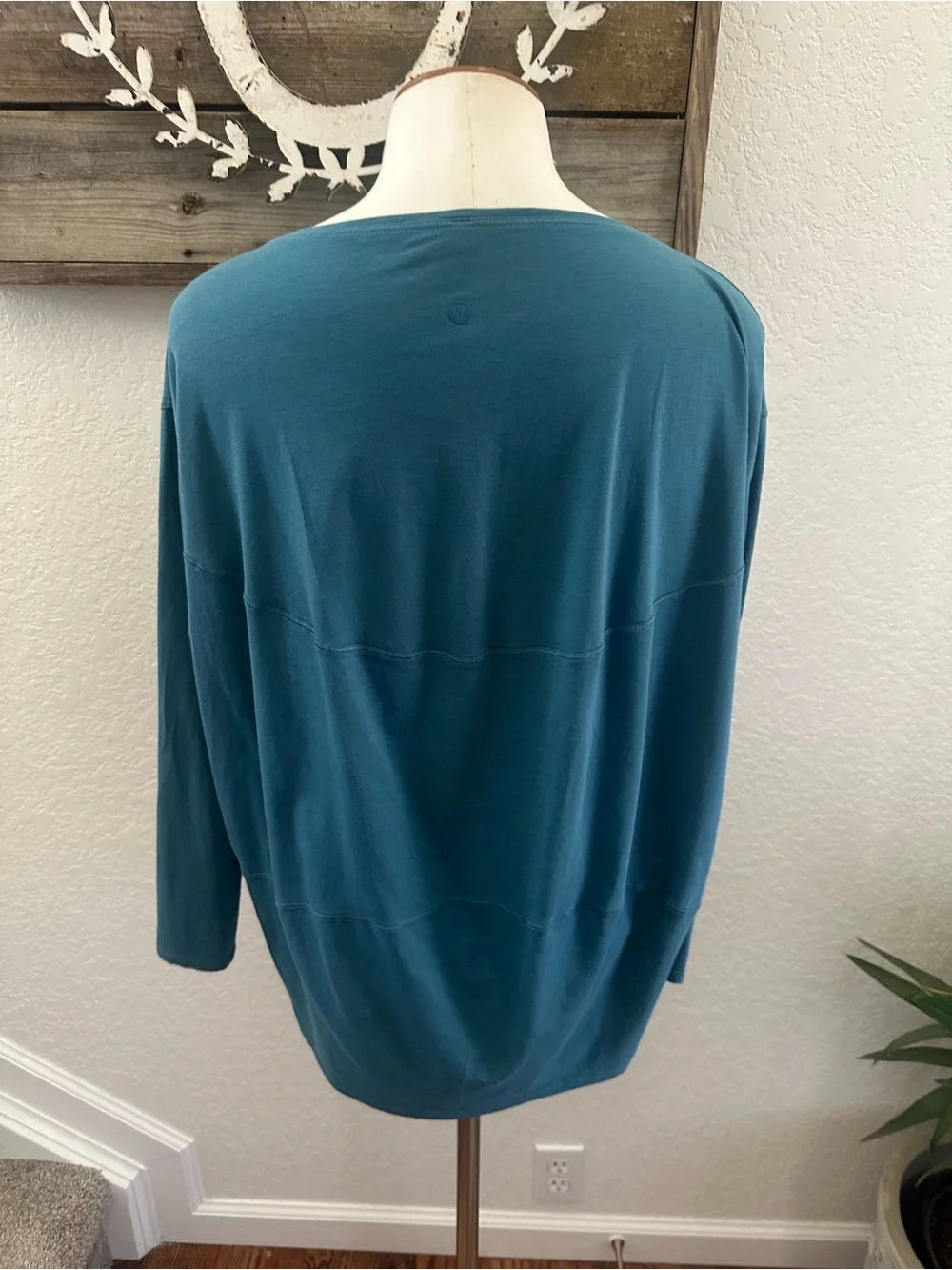Lululemon Back In Action Women's‎ Teal Boatneck Long-Sleeve athletic Top size 6